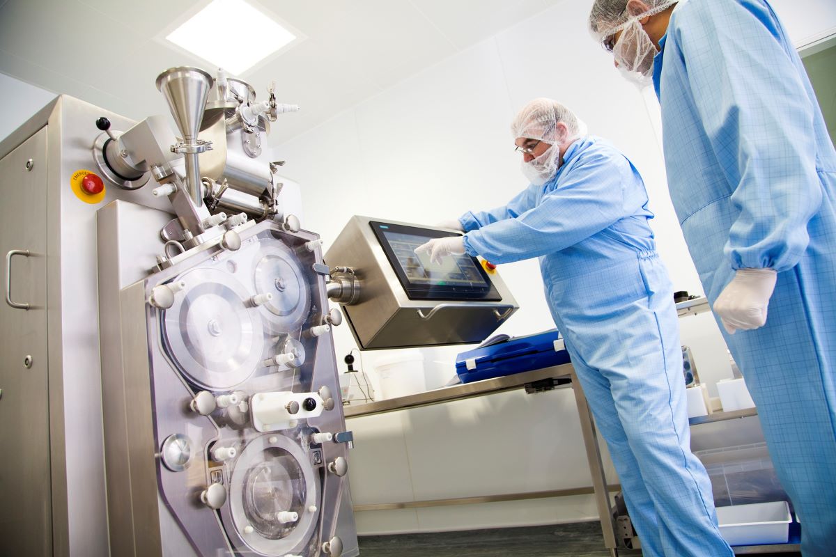MINI-PACTOR roller compactor in cleanroom