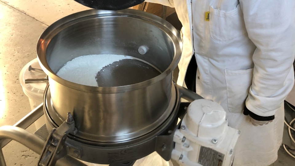 Russell Mini Sifter screening powder with lid removed